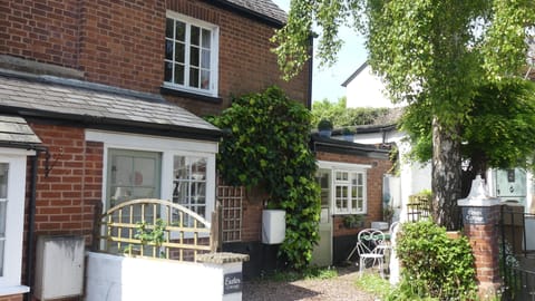 2 Bedroom Cottage in a quiet courtyard just off Topsham High Street.