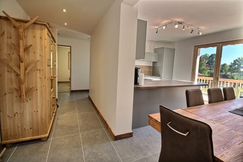 Grand hall d'entrée avec beaucoup de penderie et grand garde-robe