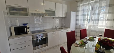 Apt Hibiscus kitchen