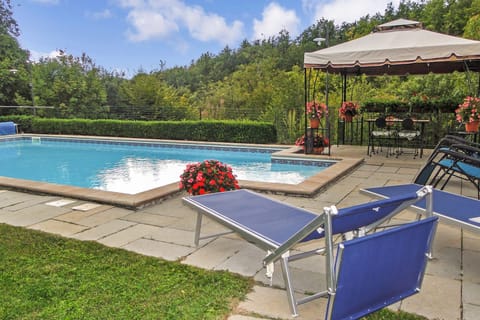Private pool in the mountains for total relaxation....