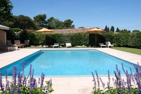 Book this vacation rental in the Alpilles in this magnificent Provençal Mas with swimming pool, 2 bedrooms and 2 bathrooms
