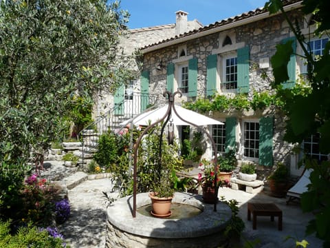Book this vacation rental in the Alpilles area Provence in this magnificent Provençal Mas with swimming pool, 2 bedrooms and 2 bathrooms