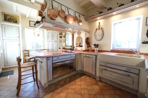 Book this vacation rental in the Alpilles in this magnificent Provençal Mas with swimming pool, 2 bedrooms and 2 bathrooms