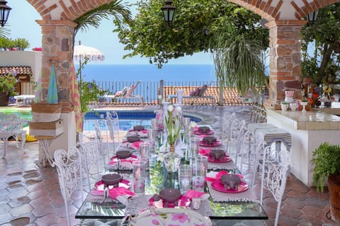 Covered dining for 10
