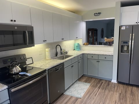 Granite ciuntertops, slate appliances. 
Kitchen has everything you need!