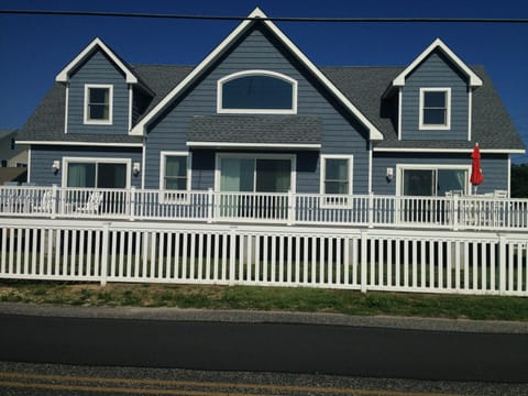 Beachfront home where you can enjoy the most beautiful sunsets in the world!