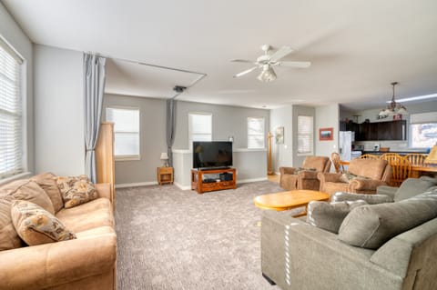 Huge Great-room with 9' ceilings!