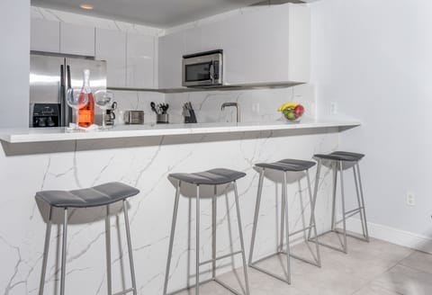 Counter bar at kitchen