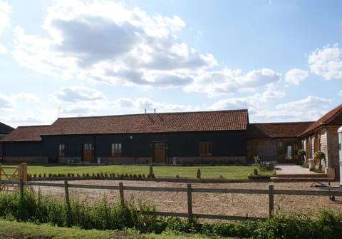 The front of the Hay Barn (far left), Barley Barn (middle) & Cart Lodge (right).
