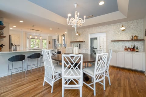 Dining room & sitting area