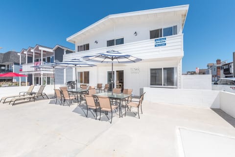 This listing pertains to the downstairs unit only. The upstairs 5bed/3ba can be booked simultaneously, when available