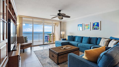 Living room w/large flatscreen and unobstructed beach views