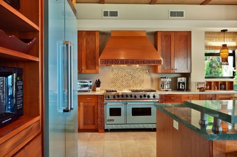 Wailea Sunset Estate - Fully Equipped Kitchen with Large Gas Range