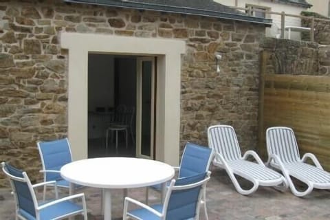 Terrace of the ground floor apartment, table, chairs, sun loungers