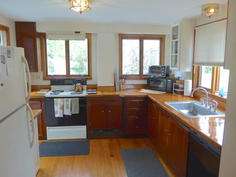 Kitchen, with Fridge,Stove,Dishwash,Micro,ToasterOven, Coffee Pot and more!