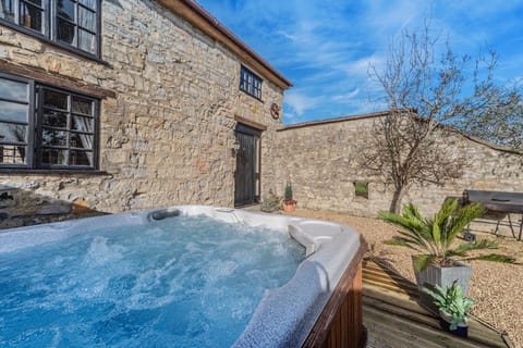 The Granary with hot tub 