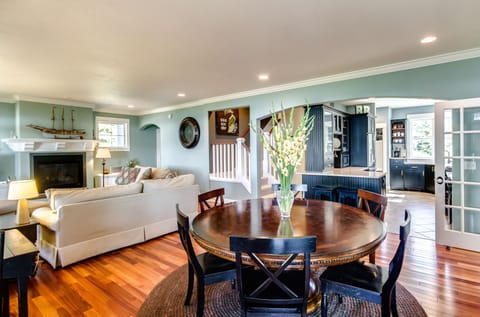 Dining area with 2 extra bar seats and a small table for 2