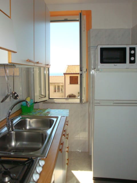 Well furnished kitchenette with some sea view.