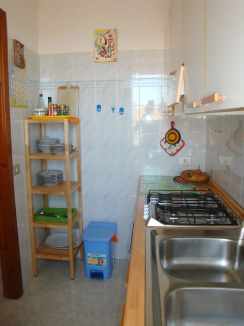 Well furnished kitchenette with some sea view.