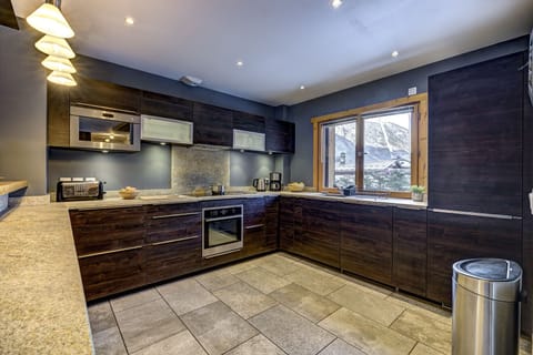 Well equipped kitchen with granite worktops