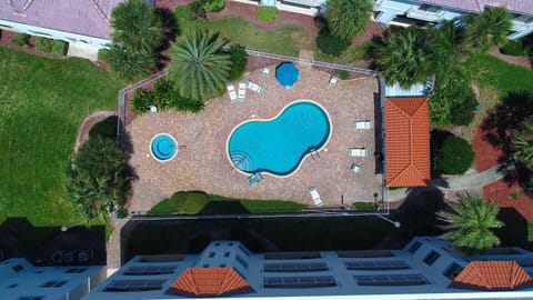 Overview Pool/Hot 
Tub