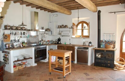 Kitchen awaits chef: 90cm oven, dishwasher, winter range etc