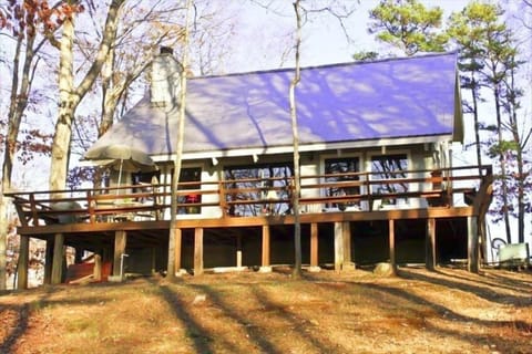 Cozy 3 Bedroom Cabin Nestled in the Trees and Close to Water. Large great room.