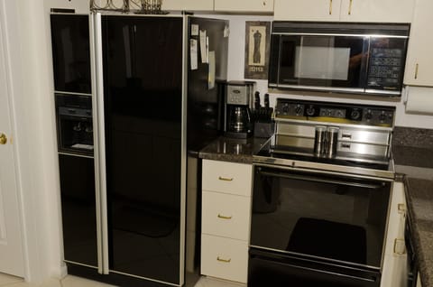 Side-by-side refrigerator/freezer, smooth top range, microwave