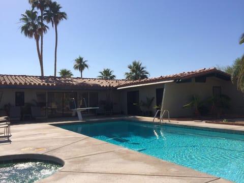 One level estate home....walled pet proof yard big pool and spa 30 palm trees