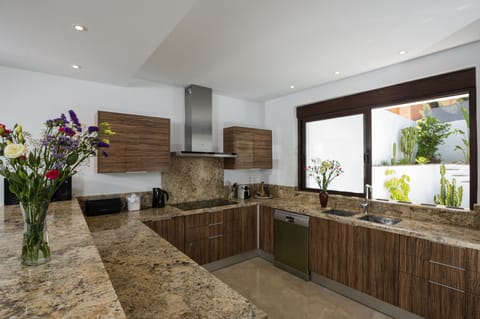 Fully equipped kitchen with siemens appliances and a panasonic fridge/ice maker