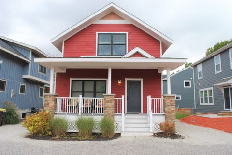 The Summer's Haven Cottage is a bright & cheery 4 bedroom vacation rental. 