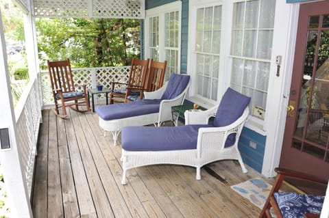 Unscreened in portion of front porch