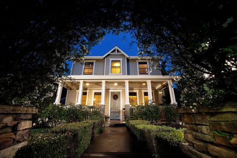 Just a short 5 minute stroll to the French Laundry, shops wineries & restaurants