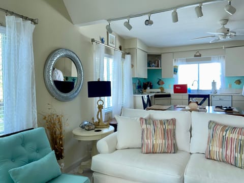 Open floor plan with sea views in every window. New queen sofa pull out.

