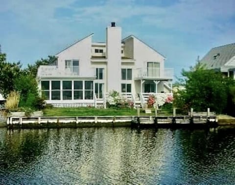 Great location on deep water canal