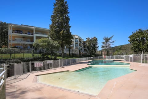 Large pool with child friendly safe end
