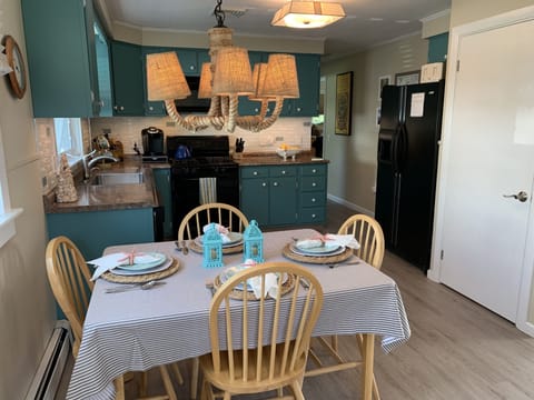 Fully Equipped Kitchen and new flooring 2019