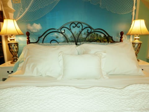 TUSCAN COTTAGE: upstairs bedroom, quiet,cozy, darkening shades,premium bedding. 