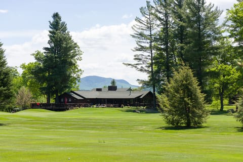 The 18th green, with the resorts clubhouse in the background!