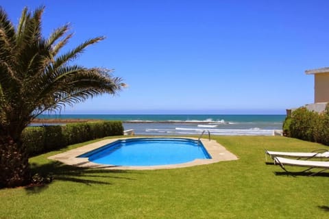 Garden, pool and sea