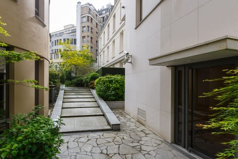 Side entry inside the gate