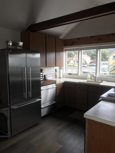 Fully stalked kitchen. Including Ceramic and stainless steel pots and pans.
