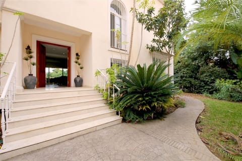 Entrance to the villa and pathwalks through the gardens
