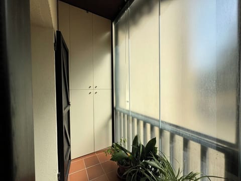 Veranda posteriore con contenitori chiusa da una vetrata