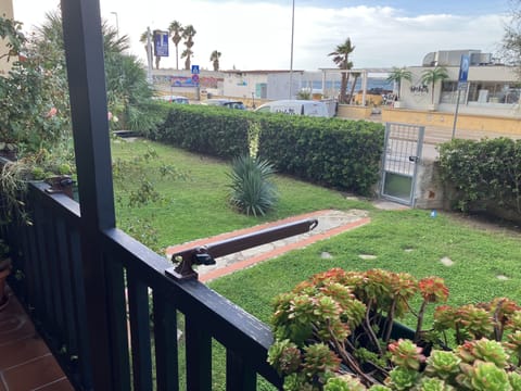 Terrazza fronte mare e giardino condominiale