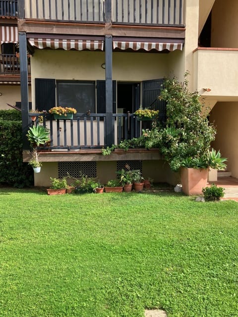 Terrazza che da sul giardino condominiale e fronte mare