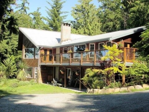 Saturna Seaside and driveway