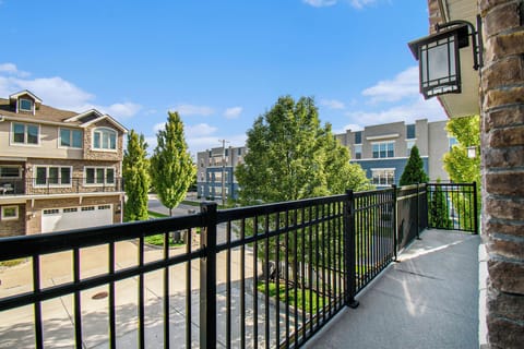 2nd floor balcony off livingroom