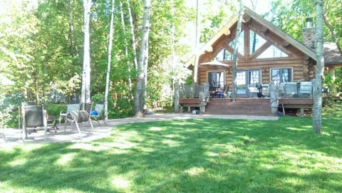 Lakeside yard to beach