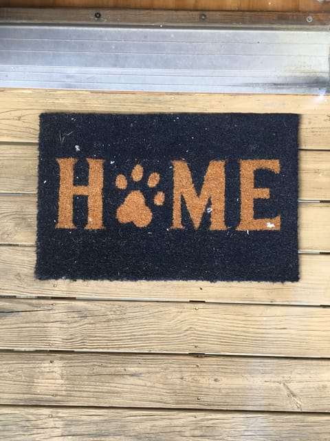 Pet friendly
There is a doggie bed and bowls plz keep your dog off furniture